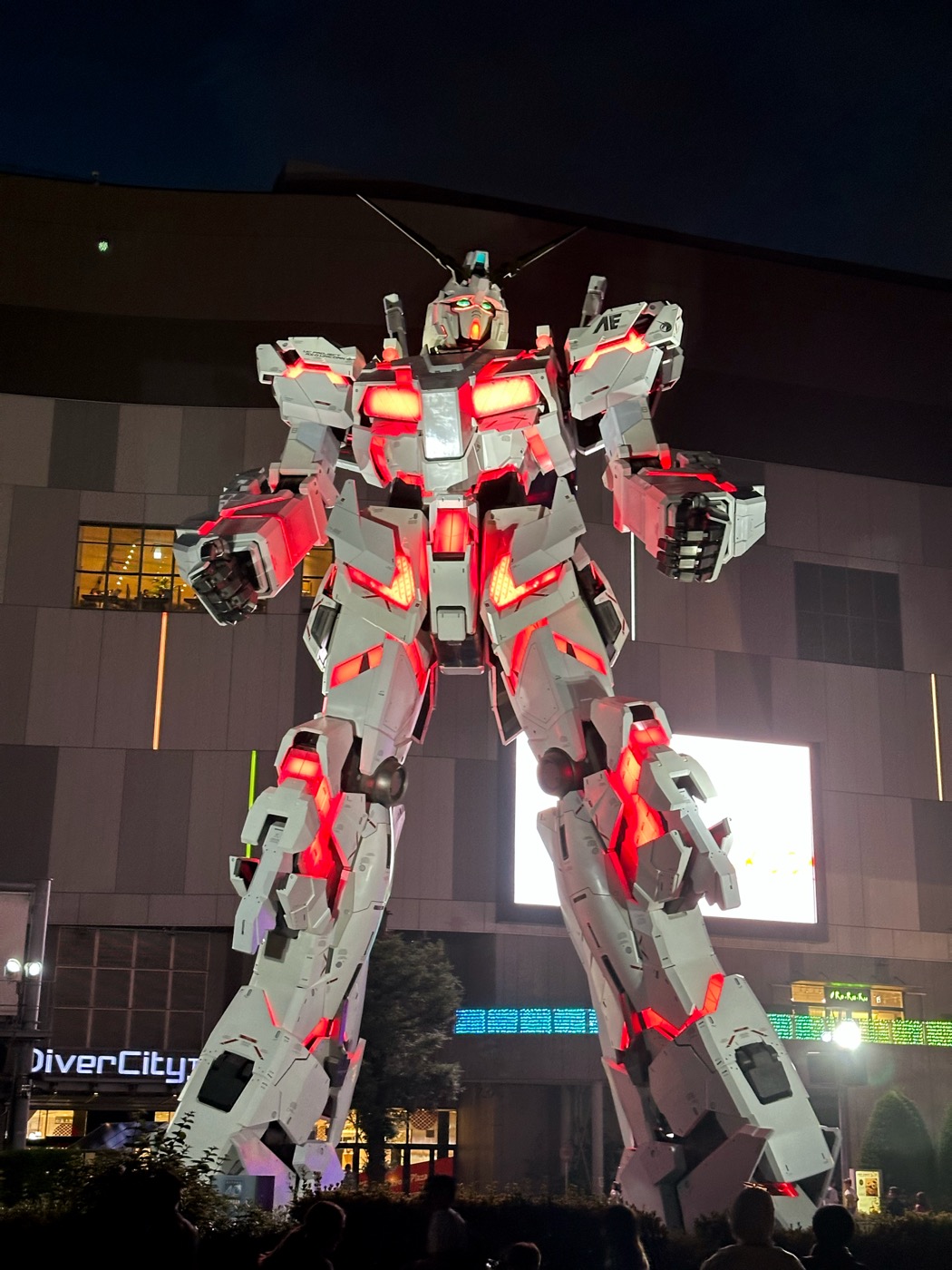 Unicorn Gundam at night, Tokyo